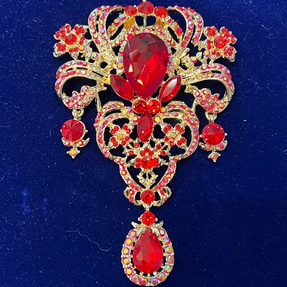 Large crimson red statement brooch a real eye catcher - Picture 2 of 3
